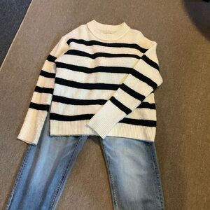 American Eagle Outfitters Light Wash Straight Jeans and sweater outfit.